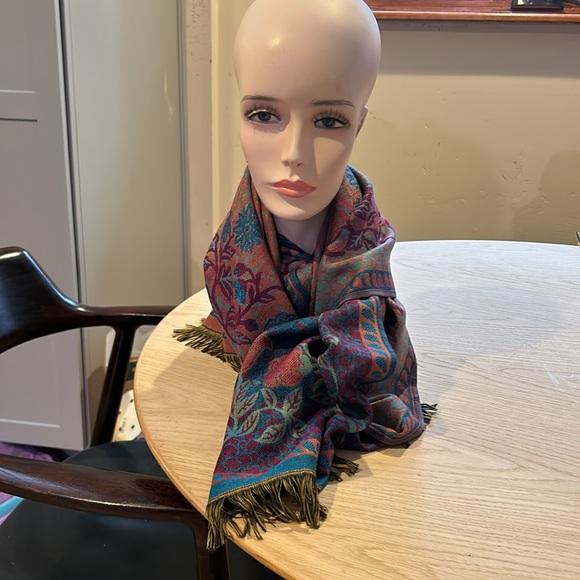 Beautiful light weight I believe scarf - Picture 2 of 7